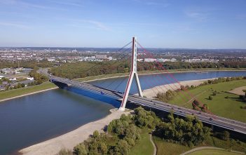 Rheinbrücken (12): Fleher Brücke – das Ding mit dem Ypsilon Die Fleher Brücke aus der Vogelperspektive (Foto: Wikimedia)