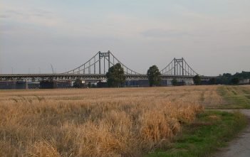 Die Krefeld-Uerdinger-Brücke von Mündelheim aus (Foto ZebraDS via Wikimedia)