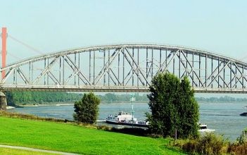 Rheinbrücken (14): Die Haus-Knipp-Eisenbahnbrücke – ein Riese aus alten Zeiten Die Haus-Knipp-Eisenbahnbrücke in Duisburg (Foto: Wikimedia)
