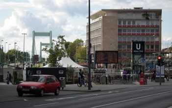 Blick zur Mülheimer Brücke vom Wiener Platz aus (Foto: via Wikimedia)