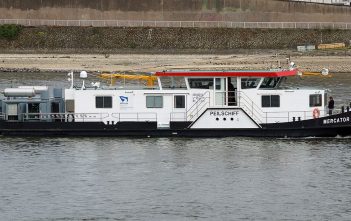 Schiffsporträts (25): Das Peilschiff Mercator – damit wird der Rhein vermessen Das Peilschiff Mercator beim Vermessen der Deutzer Platte (Foto: Wikimedia)