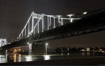 Rheinbrücken (6): Die Krefeld-Uerdinger-Rheinbrücke – vielleicht die schönste ihrer Art Die Krefeld-Uerdinger-Rheinbrücke bei Nacht (Foto: Markus Walber via Wikimedia)