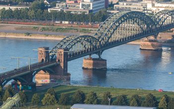 Rheinbrücken (16): Die Kölner Südbrücke – die Schöne unter den Eisenbahnbrücken Die Kölner Südbrücke vom Ballon aus gesehen (Foto: Wikimedia)