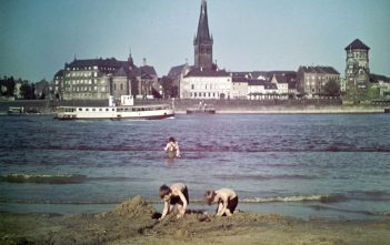Schwimmen im Rhein? Lebensgefährlich! Baden im Rhein bei Düsseldorf um 1930 (Foto: WDR Digit)