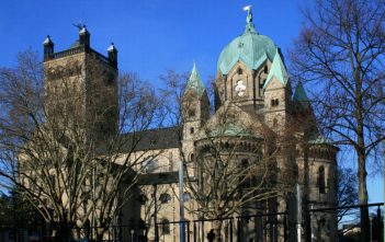 Rheinorte (12): Neuss – das uralte Handelszentrum am linken Niederrhein Das Wahrzeichen von Neuss: das Quirinus-Münster