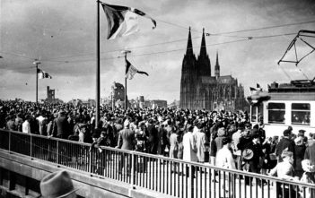 Großer Andrang bei der Einweihung der Deutzer Brücke am 16.10.1948 (Foto: Wikimedia)