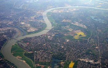 Woher der Rhein sein Wasser bekommt – die Nebenflüsse Duisburg von Norden her gesehen - im Bild rechts die Ruhrmündung
