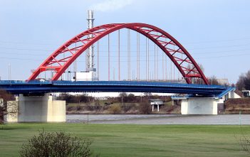 Rheinbrücken (10): Die Rheinhausener “Brücke der Solidarität”, ein Mahnmal der Industriegeschichte Die "Brücke der Solidarität" zwischen Duisburg und Rheinhausen (Foto: Wikimedia)