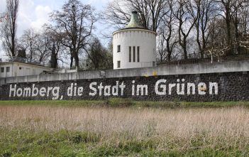 Rheinorte (9): Homberg – die unbekannte Perle am Niederrhein Die Ufermauer mit der Homberger Botschaft