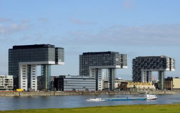 Rheinbauten (3): Die Kranhäuser am Kölner Rheinauhafen Die Kranhäuser am Kölner Rheinauhafen (Foto: Wikimedia)