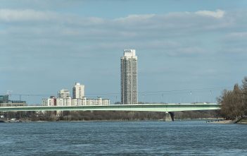 Rheinbrücken (11): Die Kölner Zoobrücke, das flache, schwingende Ding Die Kölner Zoobrücke mit dem Colonia-Haus (Foto: Wikimedia)