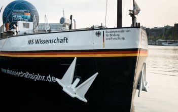 Schiffsporträts (21): MS Wissenschaft – das Ausstellungsschiff, das eigentlich Jenny heißt Die Jenny als MS Wissenschaft 2016/17 (Foto: Ilja Hendel/Wissenschaft im Dialog)