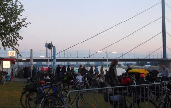 Schöne Plätze am Rhein (1): Das Fortuna-Büdchen in Düsseldorf Abends am Fortuna-Büdchen in Düsseldorf