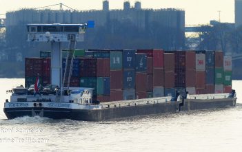 Schiffsporträts (31): Schubverband Bermuda/Triangle – vielseitig und eindrucksvoll Der Schubverband Bermuda/Triangle bei Köln ((c) Roni Schneider via Marinetraffic.com)