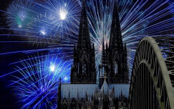 Die schönsten Feuerwerk-Nächte am Rhein zwischen Duisburg und Bonn Die Kölner Lichter und der Dom (Foto: pixabay)