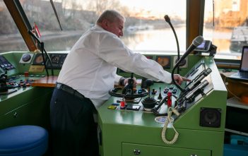 Kleine Dienstfahrt mit Käpt’n Tiger Käpt'n Tiger am Steuerstand der MS Düssel
