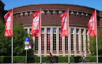 Rheinbauten (1): Die Rheinterrasse in Düsseldorf Blick auf die Rheinterrasse von gegenüber