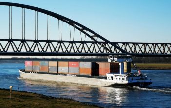 Schiffsporträts (30): Großes Containerschiff – zum Beispiel die Henri-R Die Henri-R an der Hammer Eisenbahnbrücke bei Düsseldorf