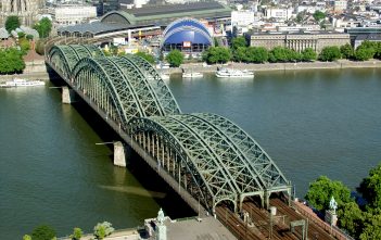 Rheinbrücken (2). Die Hohenzollernbrücke in Köln, das Nadelöhr für den Bahnverkehr Die Hohenzollernbrücke in Köln (Foto: Wikimedia)