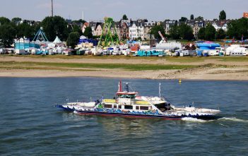 Der schönste Weg zur größten Kirmes am Rhein: Die Kirmesfähre Größte Kirmes am Rhein - über den Fluss mit der Fähre
