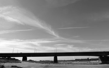 Rheinbrücken (9): Die Josef-Kardinal-Frings-Brücke zwischen Neuss und Düsseldorf Die Josef-Kardinal-Frings-Brücke im Gegenlicht