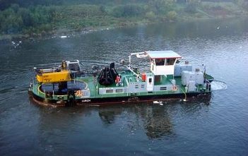 Schiffsporträts (27): Der Schwimmgreifer “Lurch” – ein Arbeitstier Der Schwimmgreifer Lurch - unterwegs im Hafen und auf den Kanälen