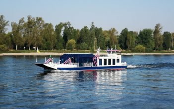 Schiffsporträts (32): Maria-Franziska, die ungewöhnliche Partyfähre Die Maria-Franziska auf dem Rhein bei Neuss
