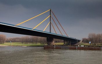 Rheinbrücken (13): Die Rheinbrücke Neuenkamp in Duisburg Die Rheinbrücke Neuenkamp mit der A40 bei Duisburg