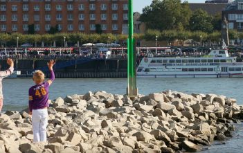 Düsseldorf vom Wasser aus – eine Panoramafahrt mit der Weissen Flotte Panoramafahrt - die MS Stadt Düsseldorf vor der Altstadt