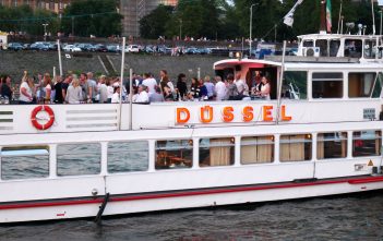 Feiern auf dem Rhein? Einfach ein Fahrgastschiff chartern! Party an Bord der MS Düssel, einem Schiff der Weissen Flotte