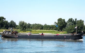Schiffsporträts (34): MS San Antonio – das vielleicht schönste Frachtschiff auf dem Rhein Die MS San Antonio - gesehen bei Neuss im Juni 2019