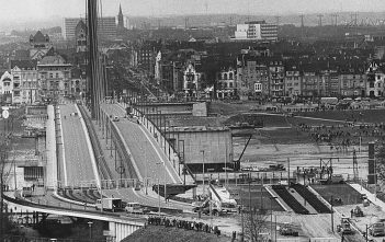 Rheinbrücken (22): Die Oberkasseler Brücke in Düsseldorf – das Ding mit der Schiebung Als die Oberkasseler Brücke an ihren richtigen Platz geschoben wurde