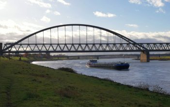 Wem gehört eigentlich der Rhein? Oder: Was ist die WSV? Die Schifffahrt auf dem Rhein bei Düsseldorf-Hamm