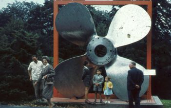 Schiffsschraube oder Propeller – Wie heißt das Ding, das Schiffe antreibt? Die gigantische Schiffsschraube von Krupp im Park der Villa Hügel (ca. 1960)