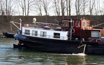 Was ist eigentlich eine Roof auf einem Binnenschiff? Steuerhaus und Roof der MS Edison (Foto: Bodo Krakowsky)