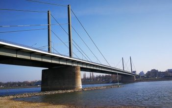 Abriss der Theodor-Heuss-Brücke droht: Warum viele Rheinbrücken marode sind Die Theodor-Heuss-Brücke in Düsseldorf - Deutschlands erste Schrägseilbrücke
