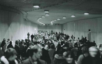 25 Jahre Rheinufertunnel: 19. Mai 2019 – zum Jubiläum mit dem Rad oder per pedes durch die Röhren Eröffnung vor 25 Jahren: Menschenmassen zu Fuß im Rheinufertunnel (Foto: Stadtarchiv)